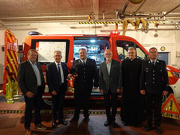Stein: Feierliche &Uuml;bergabe - Freiwillige Feuerwehr freut sich &uuml;ber neuen Einsatzleitwagen