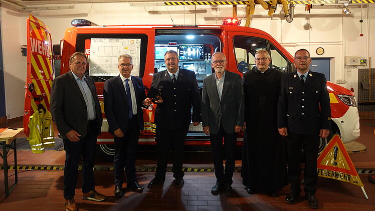 Stein: Feierliche &Uuml;bergabe - Freiwillige Feuerwehr freut sich &uuml;ber neuen Einsatzleitwagen