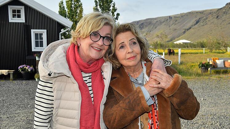 Das gab es bei "Das Traumschiff" noch nie: Mit Saskia Vester (links) und Michaela May spielen zwei altgediente Stars des deutschen Fernsehens ein lesbisches Liebespaar. Verliebte K&uuml;sse inklusive.