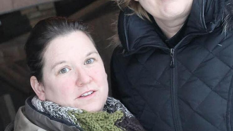 Kümmern sich um die Organisation des Krippenspiels: Sandra Beyersdorfer und Margit Faber.