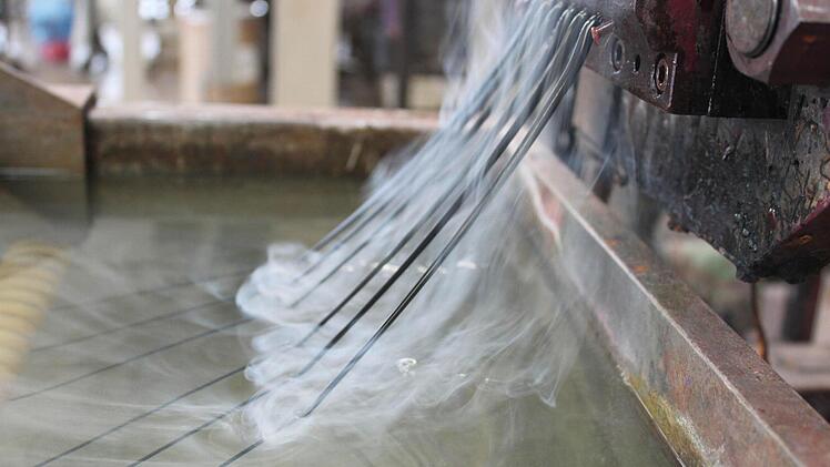 Was als dampfende Spaghetti ins Wasserbad eintaucht, wird nach einigen Metern gekühlt aufsteigen und gehäckselt werden.