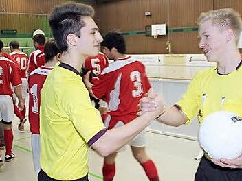 Haben bei der Stadtmeisterschaft tadellos gepfiffen: die Schiedsrichter-Talente Jan Gäbelein (rechts) und Stephan Wehner. Foto: Stephan Tiroch