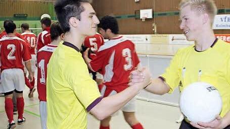 Haben bei der Stadtmeisterschaft tadellos gepfiffen: die Schiedsrichter-Talente Jan Gäbelein (rechts) und Stephan Wehner. Foto: Stephan Tiroch