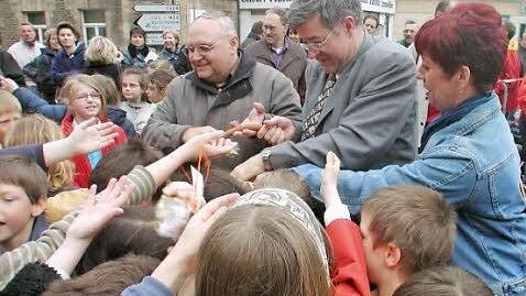 Herzlich wurden damals in Douvres-la-Dèlivrande die Oerlenbacher empfangen. In der Mitte Bürgermeister Siegfried Erhard und der damalige Bürgermeister von Douvres, Laurent Huet. Archivfoto: Stefan Geiger