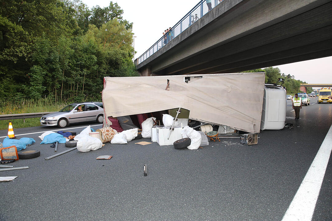 Lkw verliert Hinterreifen und stuerzt um