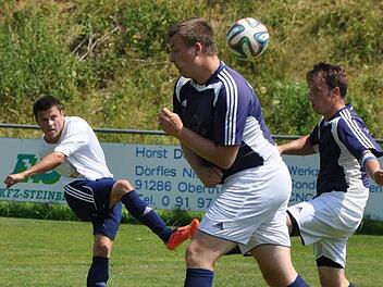 Zu Sasonbeginn trafen Bärnfels und Bieberbach im Pokal bei der Wolfsberger Kerwa aufeinander. TSC-Akteur Johannes Maier zieht ab, die SV-Defensive schmeißt sich in die Flugbahn.  Foto: Leo Hühnlein