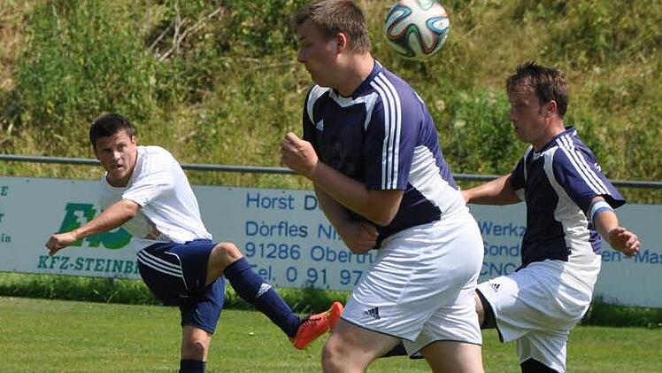 Zu Sasonbeginn trafen Bärnfels und Bieberbach im Pokal bei der Wolfsberger Kerwa aufeinander. TSC-Akteur Johannes Maier zieht ab, die SV-Defensive schmeißt sich in die Flugbahn.  Foto: Leo Hühnlein