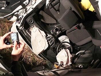 Zu oft filmen Gaffer das Unfallgeschehen und behindern die Rettungsarbeiten. Ein Gesetz soll das ändern.  Foto: Josef Hofbauer