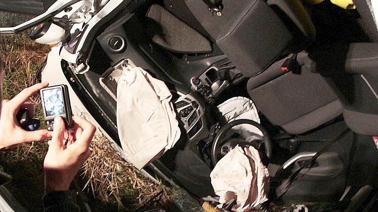 Zu oft filmen Gaffer das Unfallgeschehen und behindern die Rettungsarbeiten. Ein Gesetz soll das ändern.  Foto: Josef Hofbauer