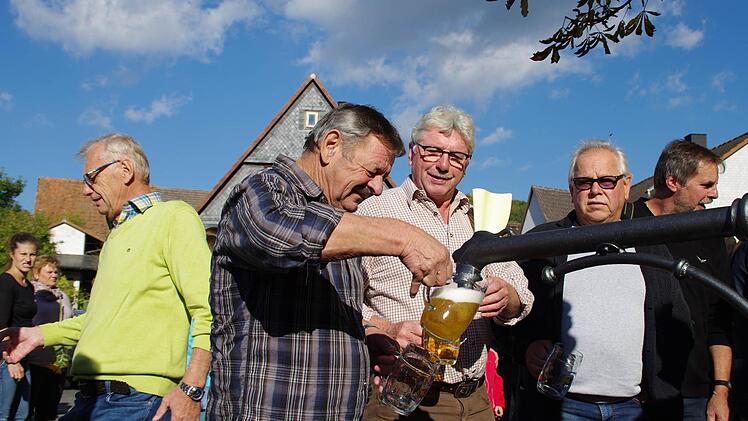 Wie das Foto beweist, floss doch tatsächlich aus der Brunnensäule kein Wasser sondern Bier.