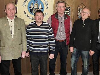 Im Stockheimer Rathaus wurden drei neue Feldgeschworene vereidigt (von links): Standartenträger Georg Ziegler, Vorsitzender Baptist Vetter, Gerald Körner, Georg Herrmann, Reinhold Bayer sowie Bürgermeister Rainer Detsch. Foto: Gerd Fleischmann