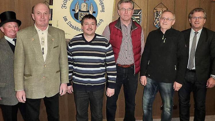 Im Stockheimer Rathaus wurden drei neue Feldgeschworene vereidigt (von links): Standartenträger Georg Ziegler, Vorsitzender Baptist Vetter, Gerald Körner, Georg Herrmann, Reinhold Bayer sowie Bürgermeister Rainer Detsch. Foto: Gerd Fleischmann