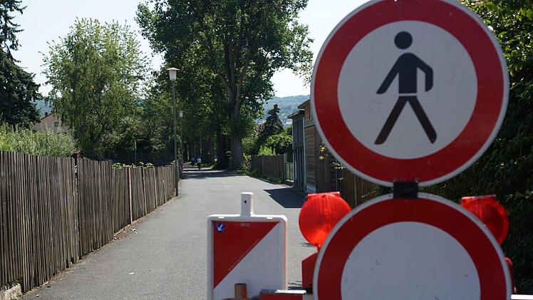 Nicht alle halten sich an das Durchgangsverbot. Foto: Arkadius Guzy