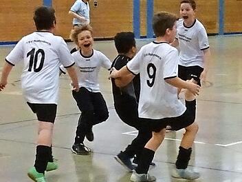 Die E1-Junioren des TSV R&ouml;ttenbach bejubelten den Turniersieg ausgelassen. Foto: privat