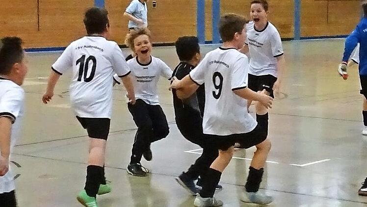 Die E1-Junioren des TSV R&ouml;ttenbach bejubelten den Turniersieg ausgelassen. Foto: privat