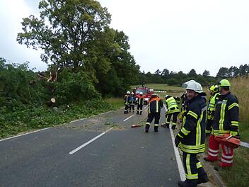 Die Aufräumungsarbeiten durch die Feuerwehrleute am Schweinsberg   Foto: Thomas  Weichert