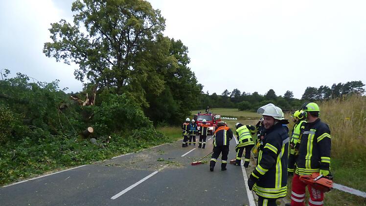 Die Aufräumungsarbeiten durch die Feuerwehrleute am Schweinsberg   Foto: Thomas  Weichert