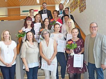 Die erfolgreichen Absolventen der Prüfung zum staatlichen Praxisanleiter mit Dozenten und Lehrgangsleiter Nobert Grundhöfer (rechts) sowie der Referentin für Fort- und Weiterbildung des Caritasverbandes, Sabine Neubauer (links)  Foto: K.- H. Hofmann