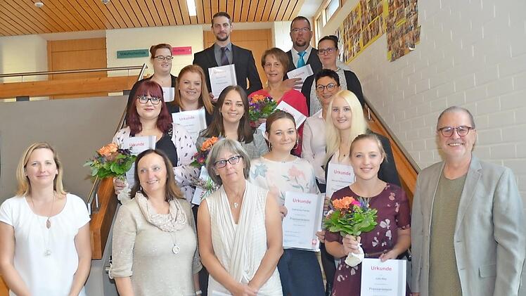 Die erfolgreichen Absolventen der Prüfung zum staatlichen Praxisanleiter mit Dozenten und Lehrgangsleiter Nobert Grundhöfer (rechts) sowie der Referentin für Fort- und Weiterbildung des Caritasverbandes, Sabine Neubauer (links)  Foto: K.- H. Hofmann