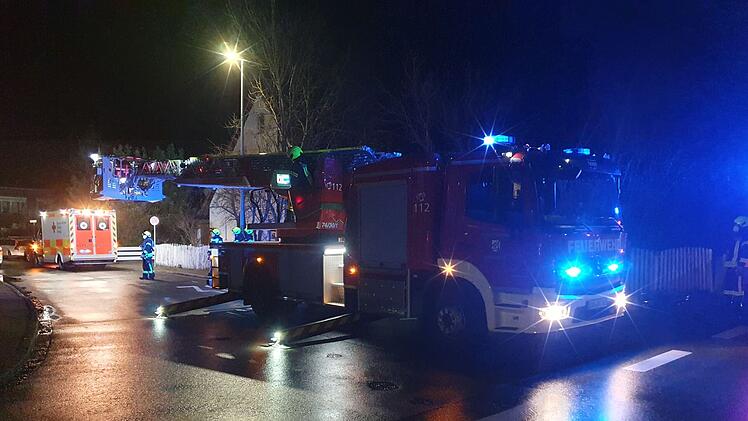 Rettung über Drehleiter - Feuerwehr Bubenreuth holt Patienten vom Balkon