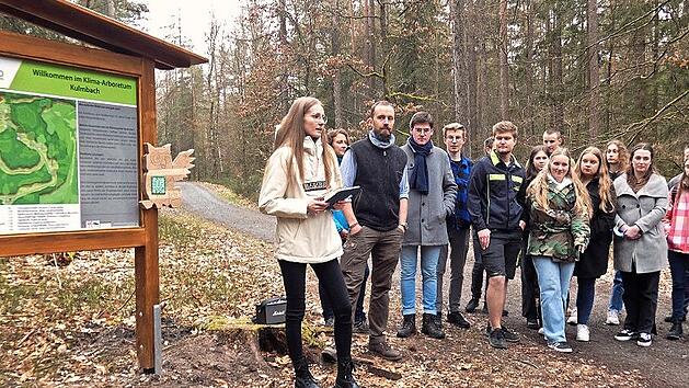 Bei der Er&ouml;ffnung des Klimawaldes stellten die Sch&uuml;ler des MGF die Ergebnisse und Projekte des P- und W-Seminars vor.