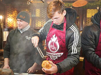 FCN-Spieler Benjamin Goller beim Mannschaftsgrillen auf dem Christkindlesmarkt 2023