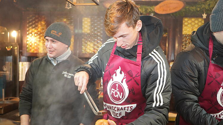 FCN-Spieler Benjamin Goller beim Mannschaftsgrillen auf dem Christkindlesmarkt 2023