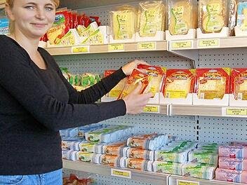 Veronica Buchmann zeigt die beachtliche Vielfalt verschiedener Käsesorten, die im Laden der Milchwerke Oberfranken West in Wiesenfeld zur Auswahl stehen. Foto: CT-Archiv/Rainer Lutz