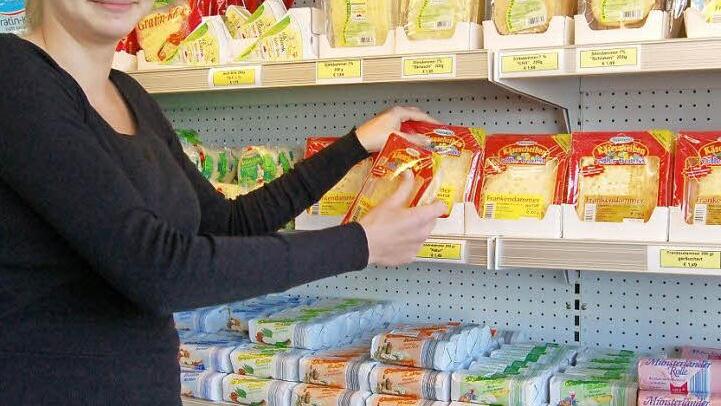 Veronica Buchmann zeigt die beachtliche Vielfalt verschiedener Käsesorten, die im Laden der Milchwerke Oberfranken West in Wiesenfeld zur Auswahl stehen. Foto: CT-Archiv/Rainer Lutz
