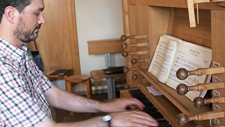 Davide Pusterla spielt Orgel.