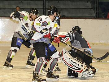 Die Kissinger Wölfe (von links) Andreas Hampl und Alexander Andrusovich bestürmen das von Christoph Zawatsky (rechts) gehütete Passauer Gehäuse. Foto: Hopf