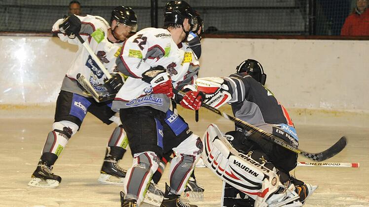 Die Kissinger Wölfe (von links) Andreas Hampl und Alexander Andrusovich bestürmen das von Christoph Zawatsky (rechts) gehütete Passauer Gehäuse. Foto: Hopf