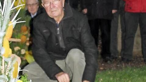 Rainer Dehler (vorne) und Harry Bohl legten Bukette an den Gedenksteinen nieder. Fotos: Ralf Kestel