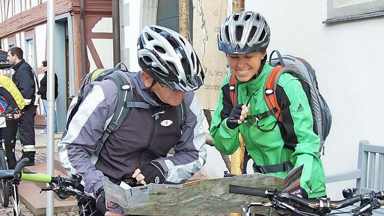 Ein genaues Kartenstudium ist für die Teilnehmer des Mountainbike-Events "RhönBikeKing unbedingt nötig. Foto: Marion Eckert