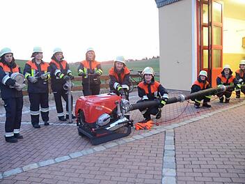 Die Damen-Feuerwehr Haig bei ihrer Übung. Von links Christin Lifka, Natalie Förtsch, Caroline Kleine-Herzbruch, Katrin Förtsch, Sophia Dölling, Claudia Buckreus, Henriette Herbarth, Carmen Förtsch und Christin Menge. Nicht anwesend waren: Sabrina Beetz, Herzog Carolin, Yvonne Wich, Lena Zehnter, Christin Lifka und Natalie Förtsch.  Foto: Karl-Heinz Hofmann