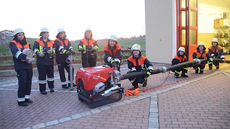 Die Damen-Feuerwehr Haig bei ihrer Übung. Von links Christin Lifka, Natalie Förtsch, Caroline Kleine-Herzbruch, Katrin Förtsch, Sophia Dölling, Claudia Buckreus, Henriette Herbarth, Carmen Förtsch und Christin Menge. Nicht anwesend waren: Sabrina Beetz, Herzog Carolin, Yvonne Wich, Lena Zehnter, Christin Lifka und Natalie Förtsch.  Foto: Karl-Heinz Hofmann