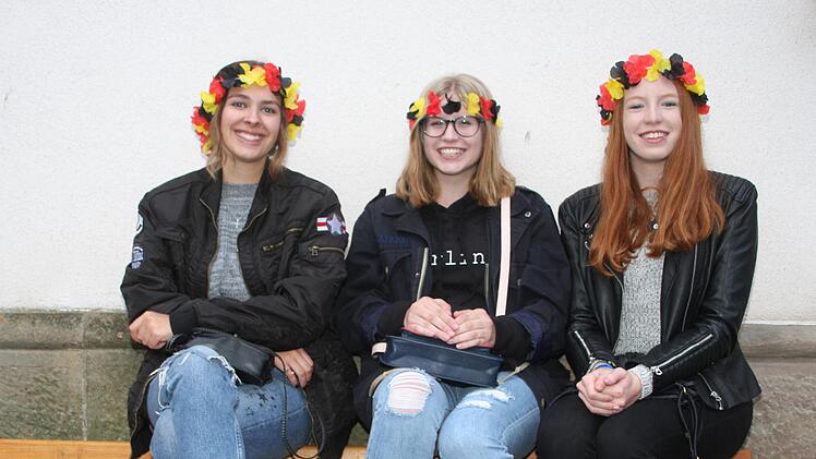 Freija König, Alina Reinhardt und Katja Hofmann  nutzten das Public Viewing, um Spaß zu haben und Party zu machen. Foto: Sonny Adam