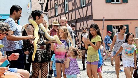 Die Riesenschlange war eine Attraktion für die Kinder.