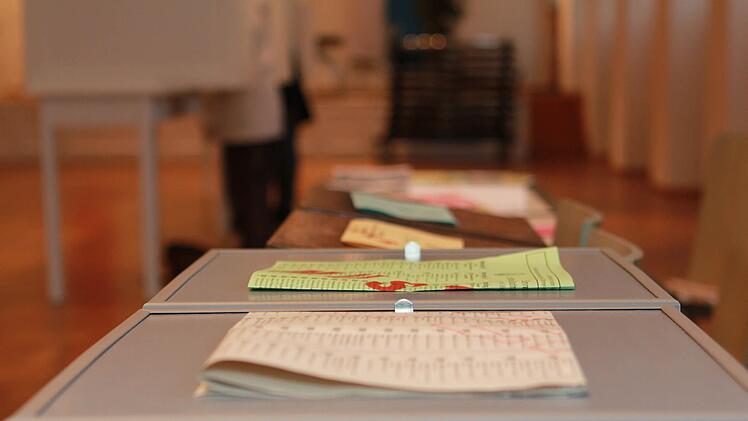 Auch wenn immer mehr Wähler in Burkardroth per Briefwahl ihre Stimme abgeben, lehnte der Gemeinderat in seiner Sitzung eine Änderung der Wahlbezirke ab.  Foto: Archiv/Thomas Malz