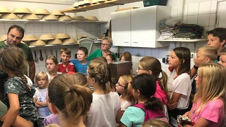 Klaus Wohlfart und seine Mutter Rosalinde erklärten den Kindern die  einzelnen Schritte zur Herstellung des Teiges, den man dann gemeinsam  fertigte. Foto: Manfred Mellenthin