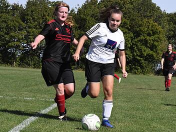 Lena Erhard (TSV Rannungen) k&auml;mpft gegen Alicia Stahl (FC Rottershausen) um den Ball. Das Spiel der Liga-Neulinge endete Remis. Foto: Hopf