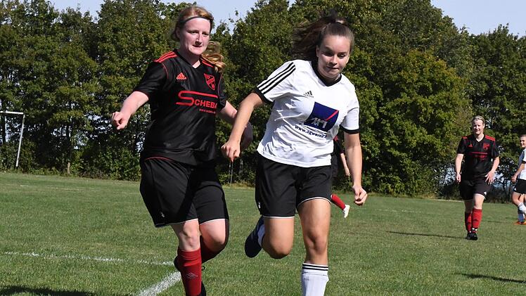 Lena Erhard (TSV Rannungen) k&auml;mpft gegen Alicia Stahl (FC Rottershausen) um den Ball. Das Spiel der Liga-Neulinge endete Remis. Foto: Hopf