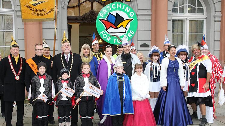 Alle Beteiligten nach dem Rathaussturm. Foto: Wolfgang Desombre