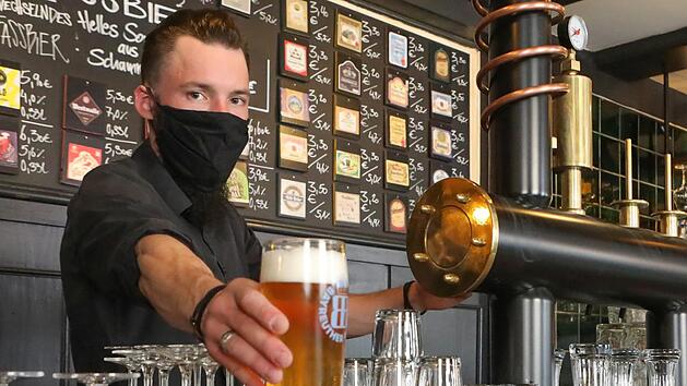 Barkeeper Christoph Köll klagt über Halsbeschwerden nach langen Schichten.  Foto: Barbara Herbst