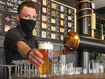 Barkeeper Christoph Köll klagt über Halsbeschwerden nach langen Schichten.  Foto: Barbara Herbst