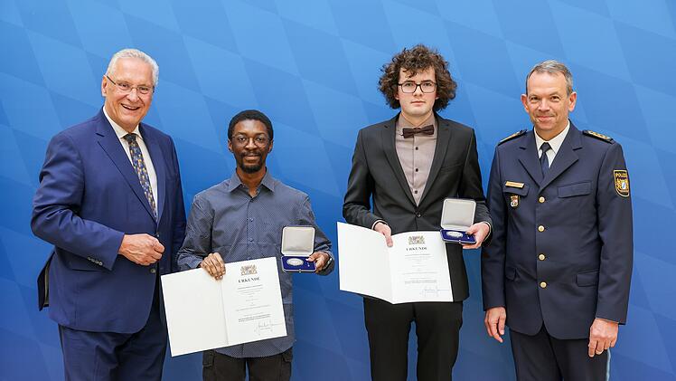 Bayerns Innenminister Joachim Herrmann und ber bayerische Landespolizeipräsident Michael Schwald verleihen die Medaille für Verdienste um die Innere Sicherheit an 33 couragierte Personen am 11.09.2024 im Odeo ds bay. Innenministeriums in München