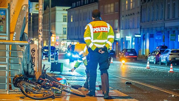 Bamberg: Radler wird von Auto erfasst - Fahrerin flüchtet