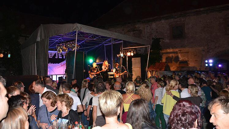 Die Tanzfläche im Schlosshof war immer gut gefüllt.