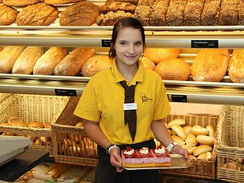 Bei der Bäckerei Ohland geht Christine Krappmann in die Lehre und lernt dabei im Lauf der Zeit auch, süßen und herzhaften Versuchungen zu widerstehen. Foto: Hans Lamprecht