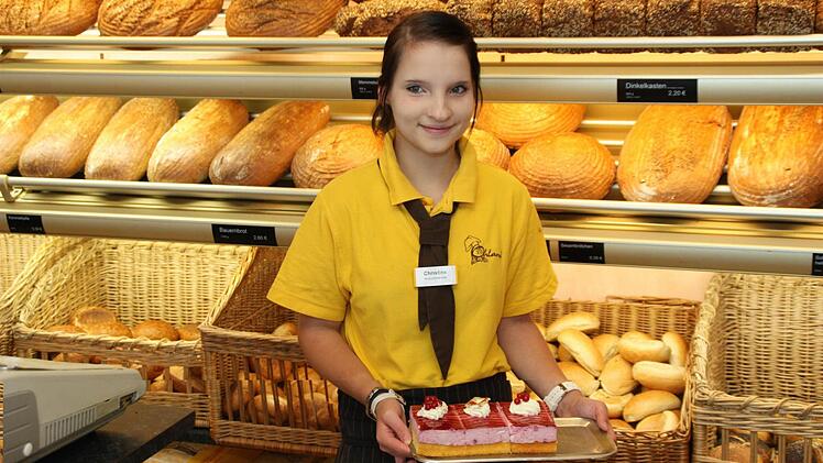 Bei der Bäckerei Ohland geht Christine Krappmann in die Lehre und lernt dabei im Lauf der Zeit auch, süßen und herzhaften Versuchungen zu widerstehen. Foto: Hans Lamprecht